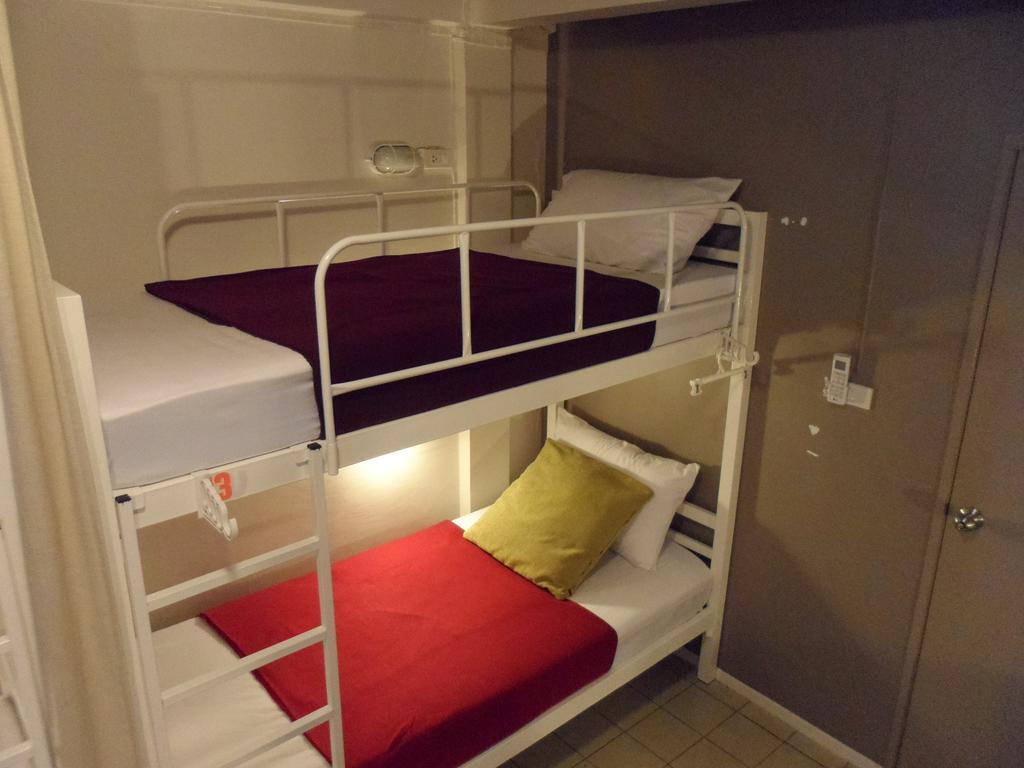 Need Sleep Hostel Bangkok Esterno foto