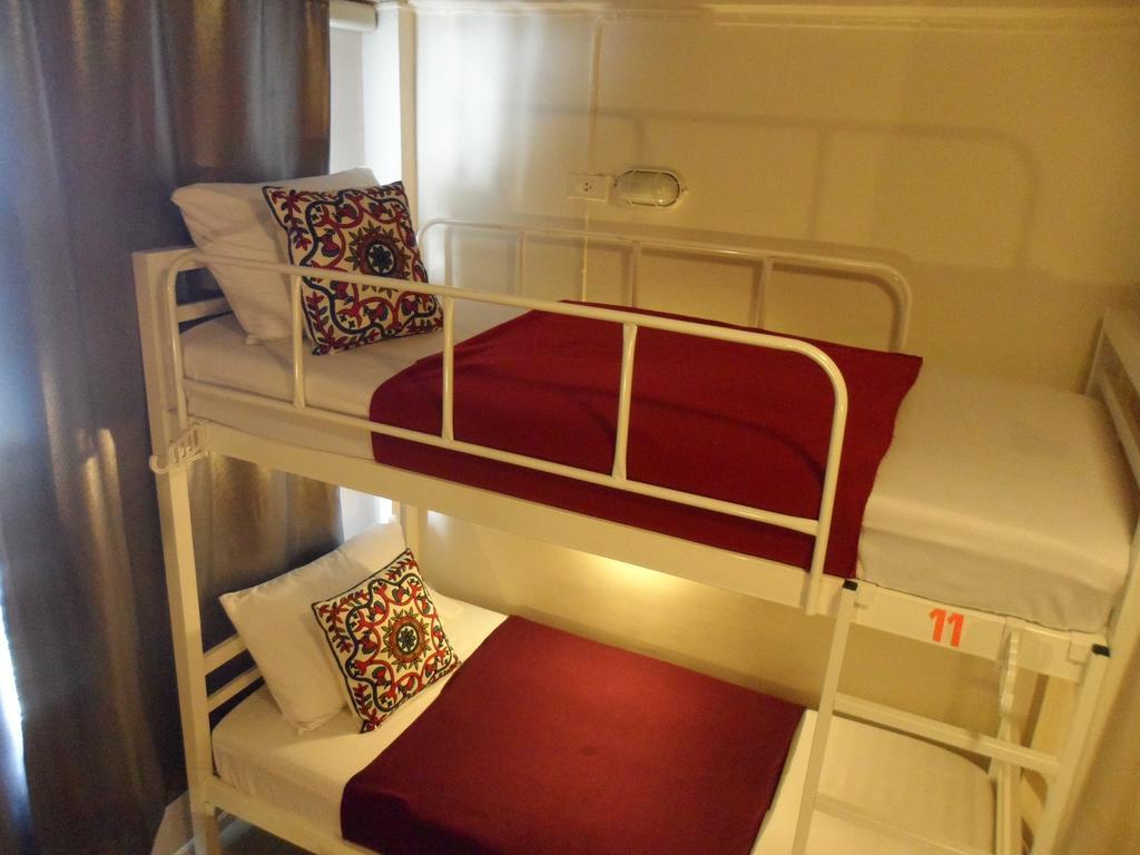 Need Sleep Hostel Bangkok Esterno foto