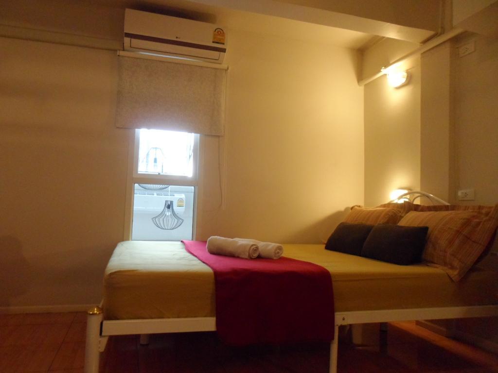 Need Sleep Hostel Bangkok Esterno foto