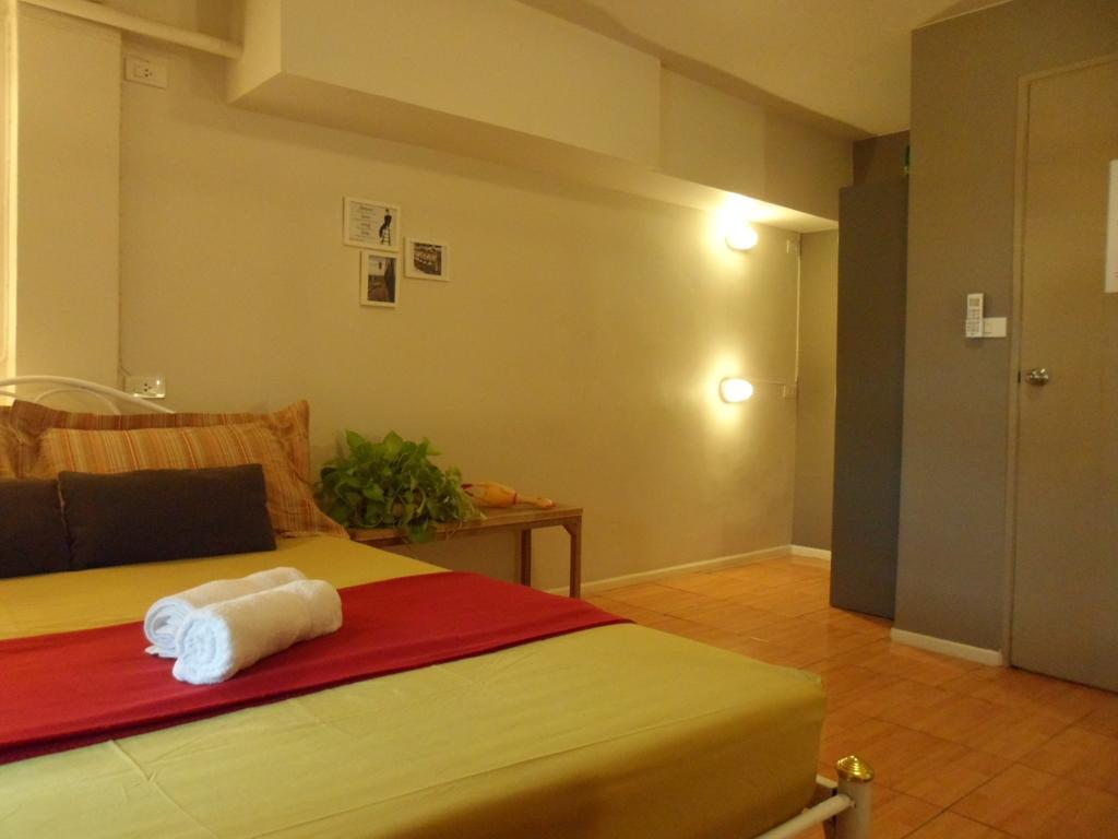 Need Sleep Hostel Bangkok Esterno foto