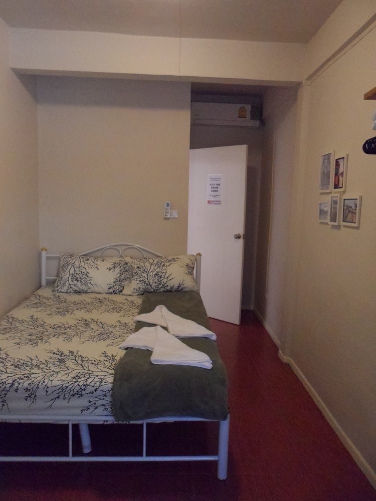 Need Sleep Hostel Bangkok Esterno foto